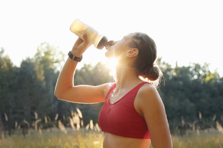 water drinken, veel water, heeft aangetoond, onze huid, dikke darm, essentiële voedingsstof