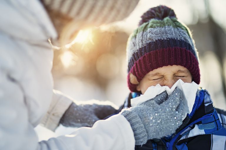 buiten koud, veroorzaakt door, symptomen veroorzaken, verkoudheid griep