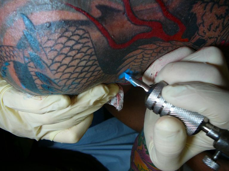 tatoeage piercing, bloed overgedragen, door bloed, door bloed overgedragen, risico infectie