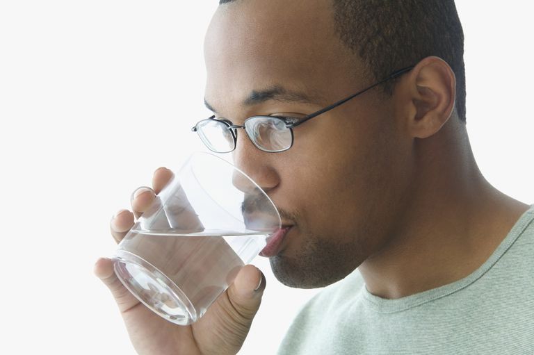 water drinken, kleur urine, veel water, drinken elektrolyten, glazen water