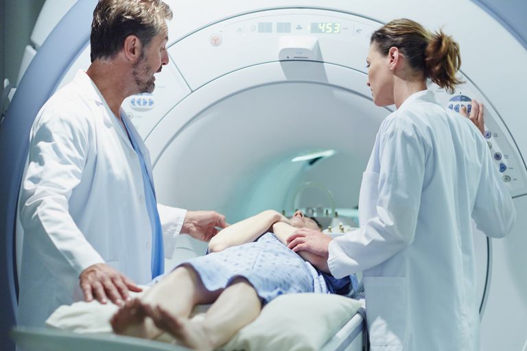 CT-scans gebruiken, CT-scans vergelijken, gebruiken contrastmiddel, minuten duren, terwijl CT-scan, voor beeldvorming
