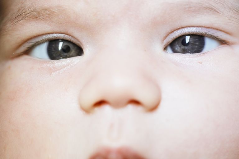 gekruiste ogen, ogen baby, drie vier, drie vier maanden, haar ogen, naar binnen