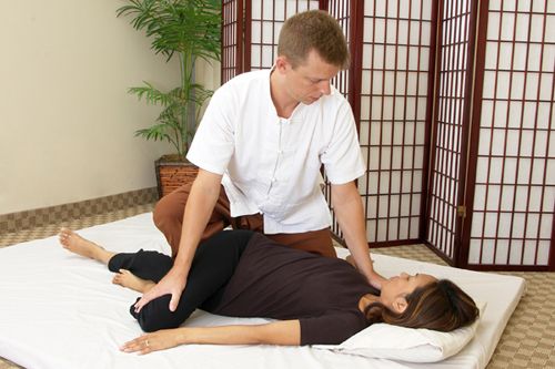 Thaise massagestijl, Thaise massage, borstgebieden opent, liggende positie, strekt terwijl