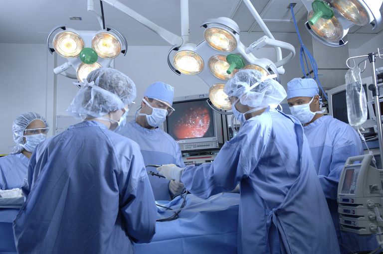 Deze chirurgen, geboorte aanwezig, hersenen ruggenmerg, kunnen zich, kunnen zich specialiseren